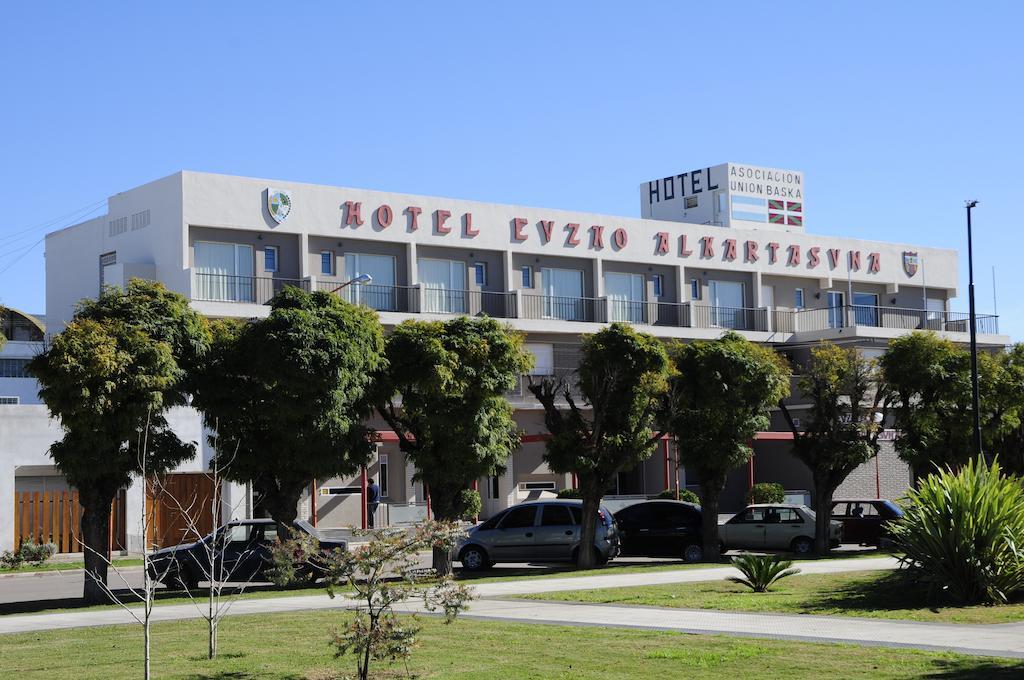 Hotel Euzko Alkartasuna Macachín エクステリア 写真